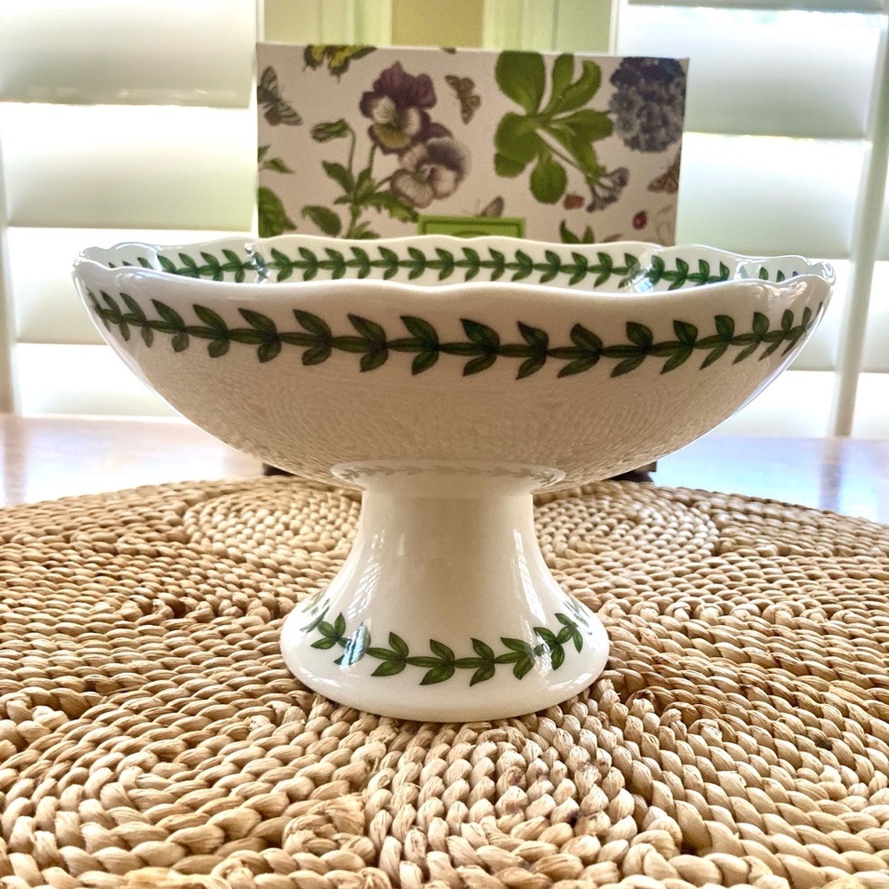 New Gift Boxed Portmeirion Botanic Garden scalloped edge footed bowl. - Picture 3 of 12